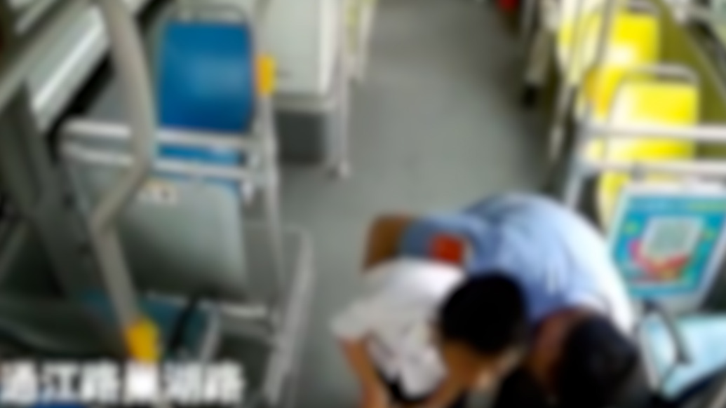 少年乘车时吃糖被卡住，常州公交司机停好车出手相救