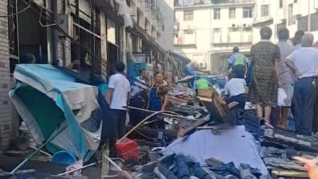 赣州一小商品市场临街屋檐成排脱落，有人受伤送医