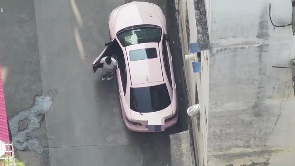 广西贺州交警无人机升空追踪“炸街”车
