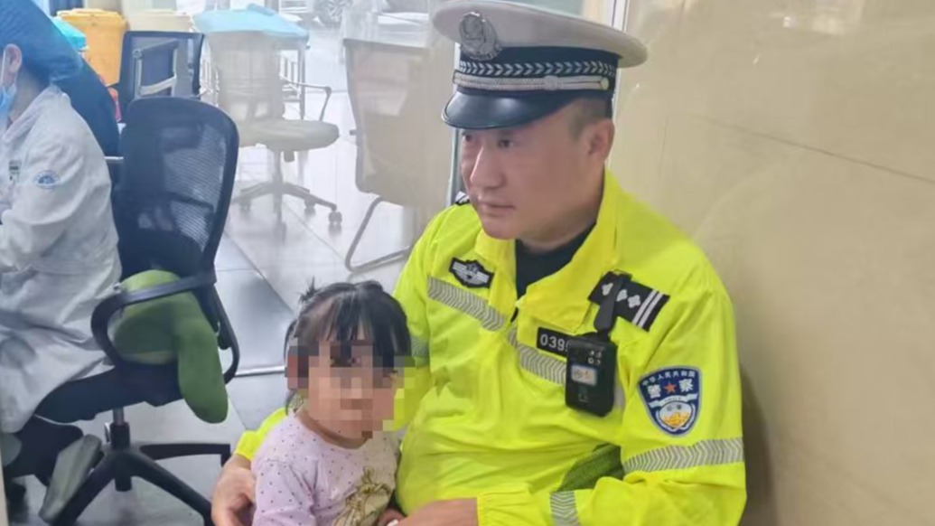 女童手指夹断送医途中家长紧张到无法驾车，巡逻交警用警车将女童送往医院