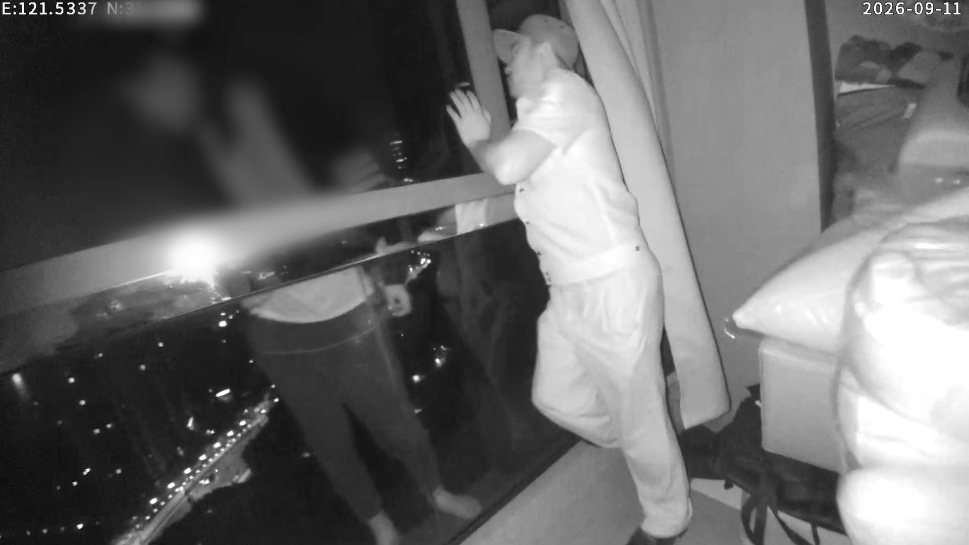 女子站上33层楼外窄台欲轻生，民警15分钟“话疗”劝回