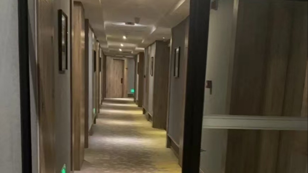 住客反映空调喷撒白色粉末致其中毒，美朵酒店：当事人涉嫌敲诈勒索