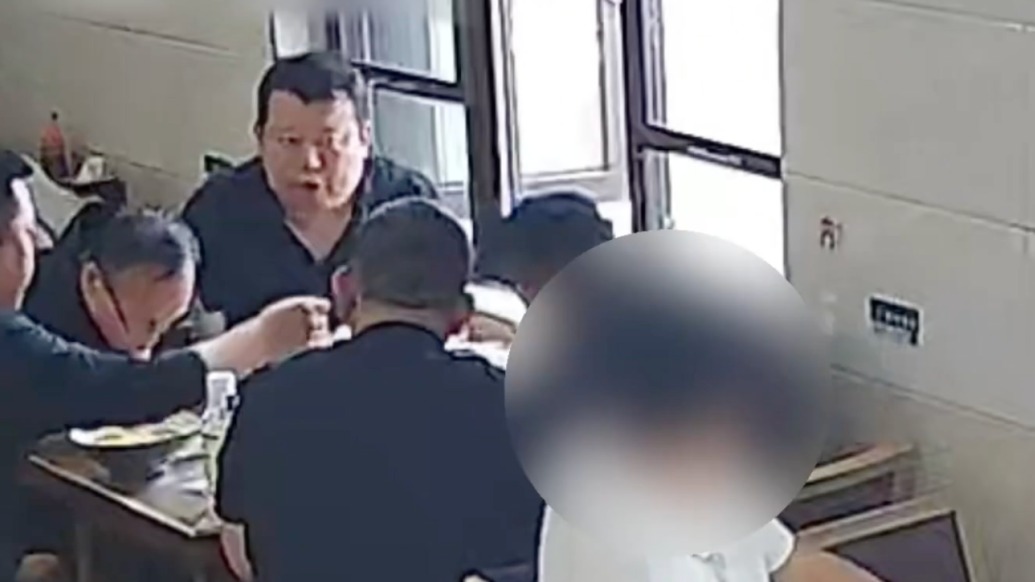 民警准备吃完饭去执行任务，结果认出嫌疑人就在隔壁桌