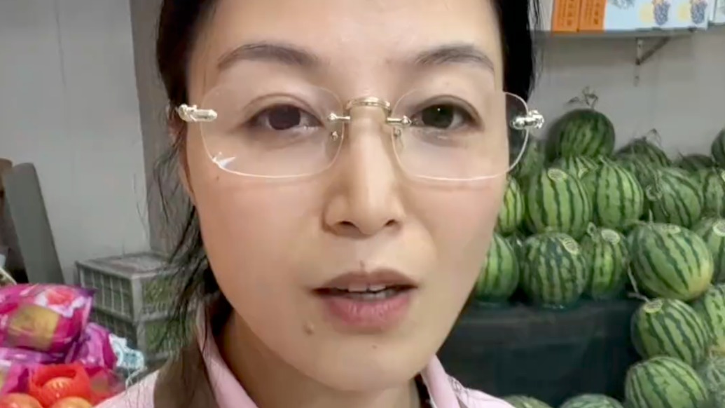 暖侬心丨上海人“小气排外”？对话记录真实邻里故事的小店主：这里的善意，有边界、更有温度