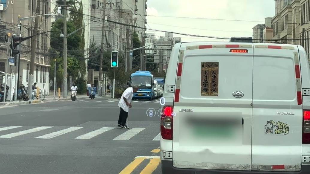 上海街头，他们静候老人过马路：这份城市温柔不只是靠自觉