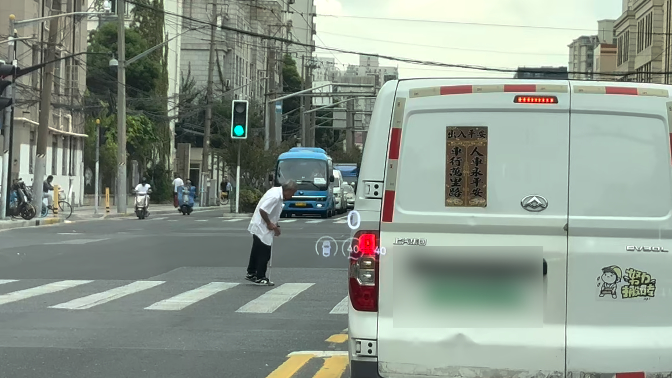 上海街头的“慢镜头”：所有车辆为何为一个老人按下“暂停键”
