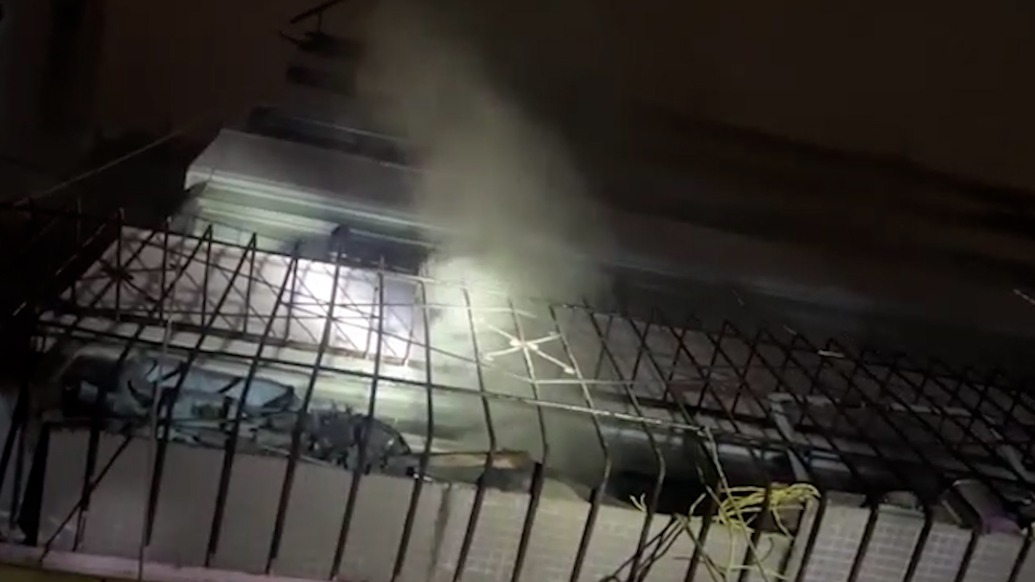 夜巡发现火情，3名城管队员挨户敲门疏散居民，背出行动不便的老人