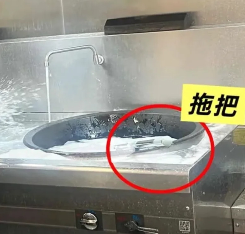 马上评｜幼儿园炒菜锅洗拖把，通报为何迟到两个多月？