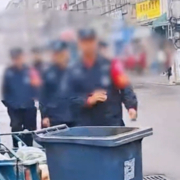菜市场秩序维护人员踢翻垃圾桶？当地通报：已严肃批评教育
