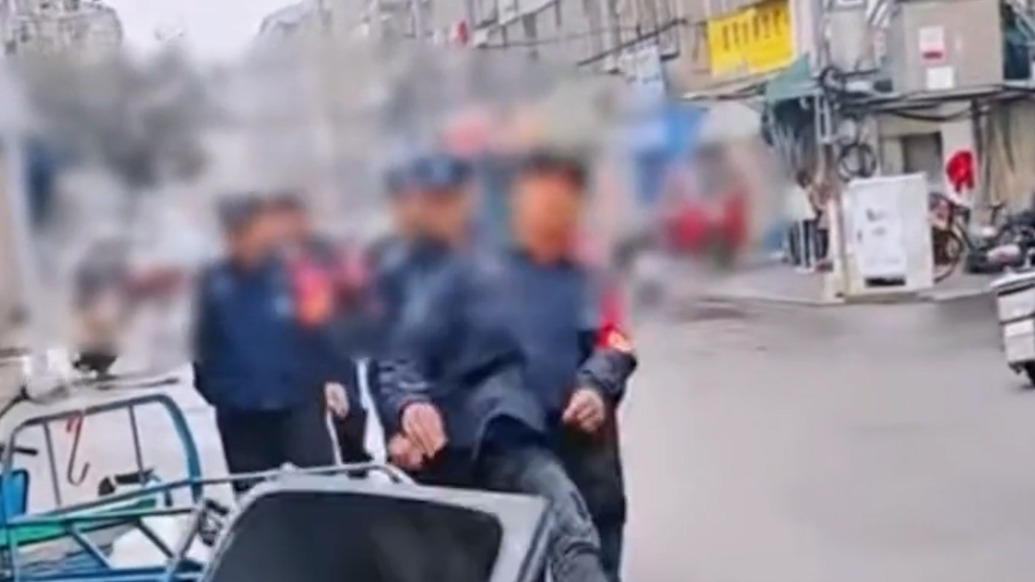 湖北孝感一菜市场秩序维护人员踢翻垃圾桶，官方通报：已对涉事人员严肃批评教育