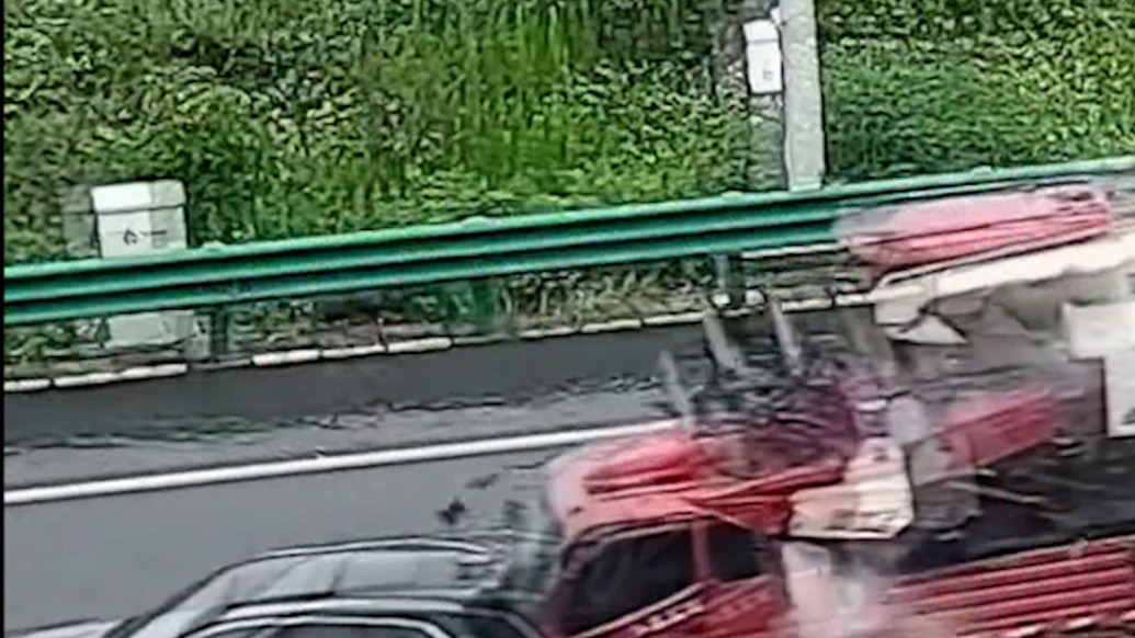 小车在高速上出事故后司机欲回车内拿外套，交警着急拦下，刚撤离事故车就被货车撞飞了