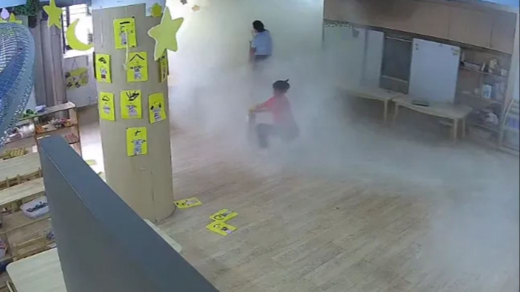广东阳西一幼儿园教室抽风机起火，老师分工扑救并转移孩子