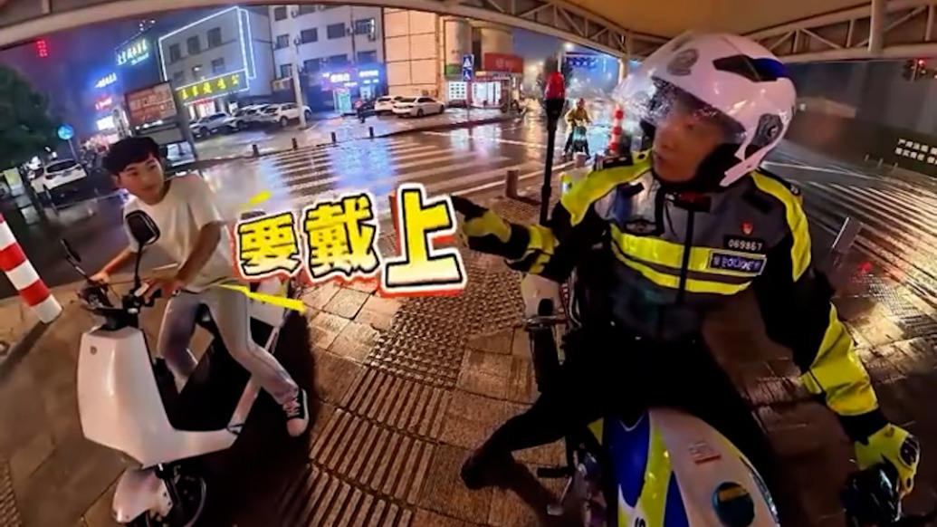襄阳交警深夜巡逻遇到下班未戴头盔小伙，“碎碎念”叮嘱还送了一顶头盔