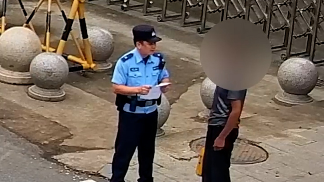 护学岗辅警一眼认出盗窃嫌疑人，巧妙周旋拖住目标，支援到场完成抓捕