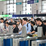 中秋假期第一天，全社会跨区域人员流动量超2.43亿人次