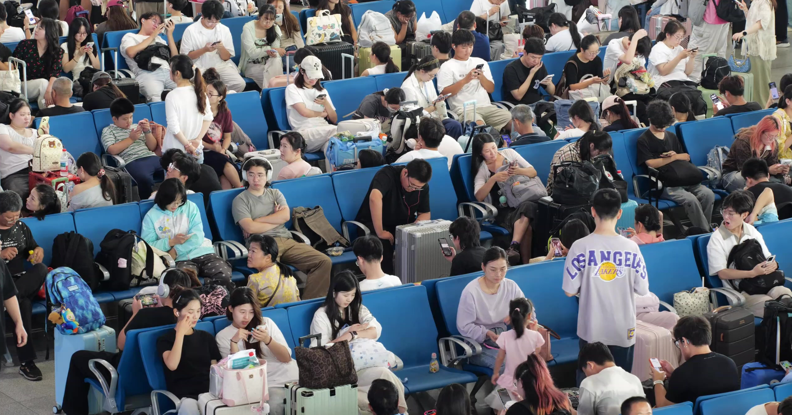 长三角铁路今日预计发旅客290万人次，大部分方向尚有余票