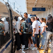 全国铁路预计今日发送1300万人次，计划加开旅客列车644列
