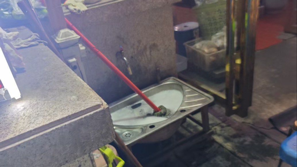 火锅店被指水池洗菜又洗拖把小狗随意进出，合肥蜀山经开区市监所：会核查