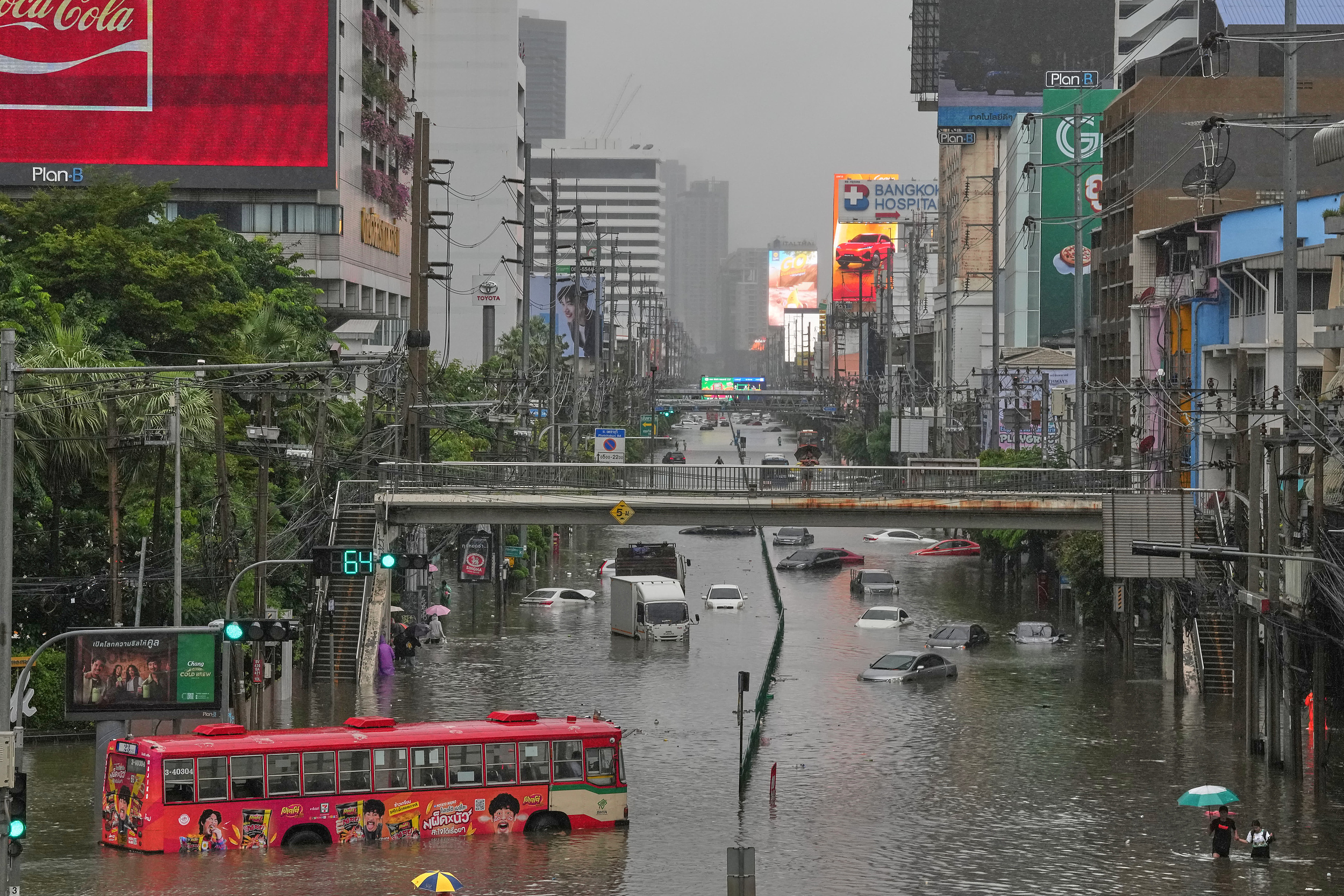 曼谷连日暴雨引发洪水，雨量较常年翻倍，城区积水“齐腰深”