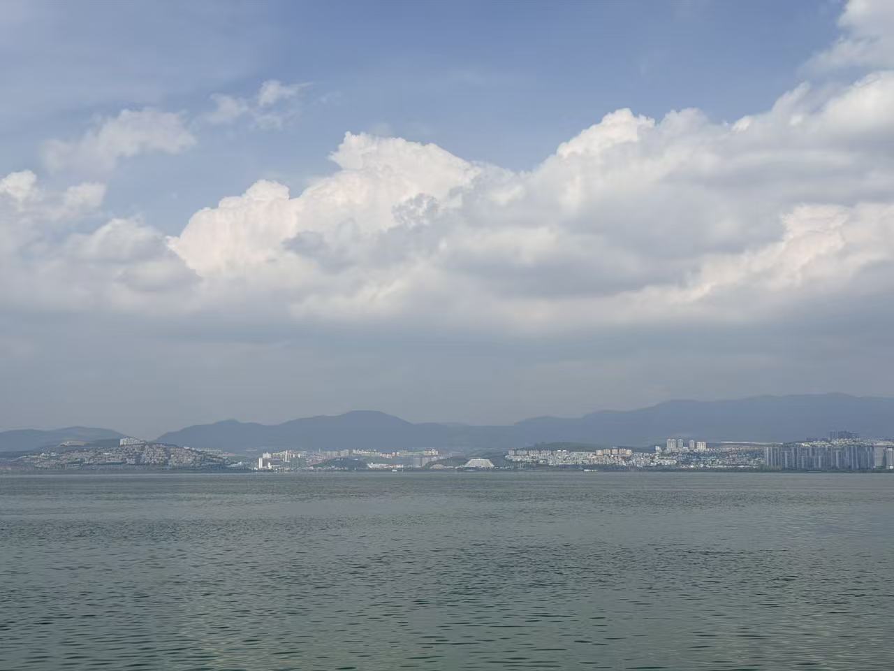 大理通报导游在大巴车上胁迫游客购物：固定证据后罚款六千元