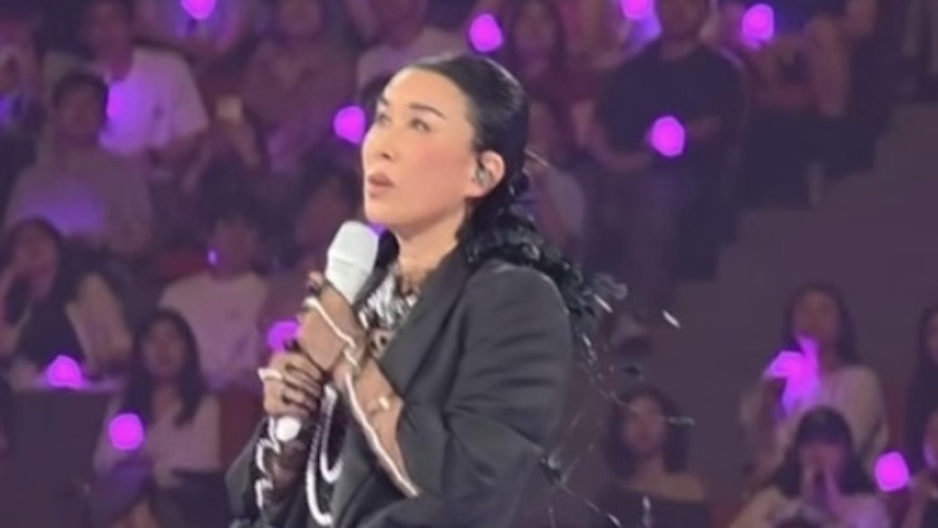 那英成都演唱会唱起《弯弯的月亮》，缅怀她的良师益友刘欢