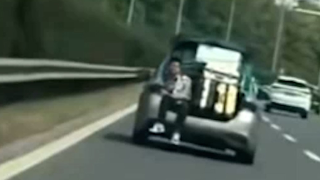 出租车后备厢坐人被罚，的哥辩称：随口让赶车大学生坐那，他竟然答应了