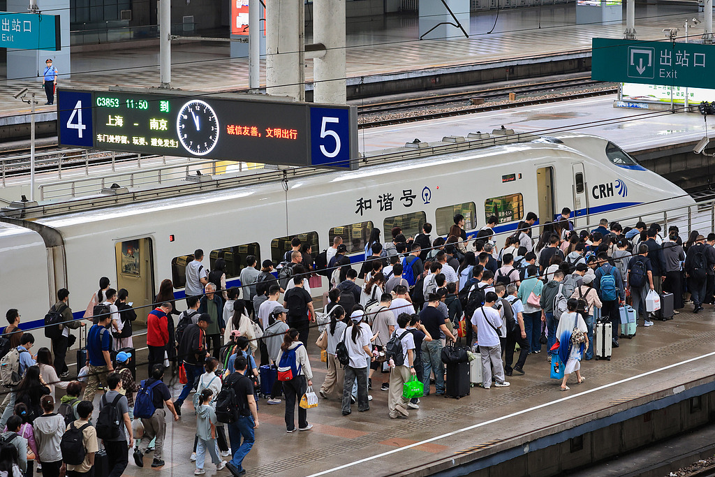 全国铁路迎中秋假期返程客流高峰，今日预计发送1686万人次