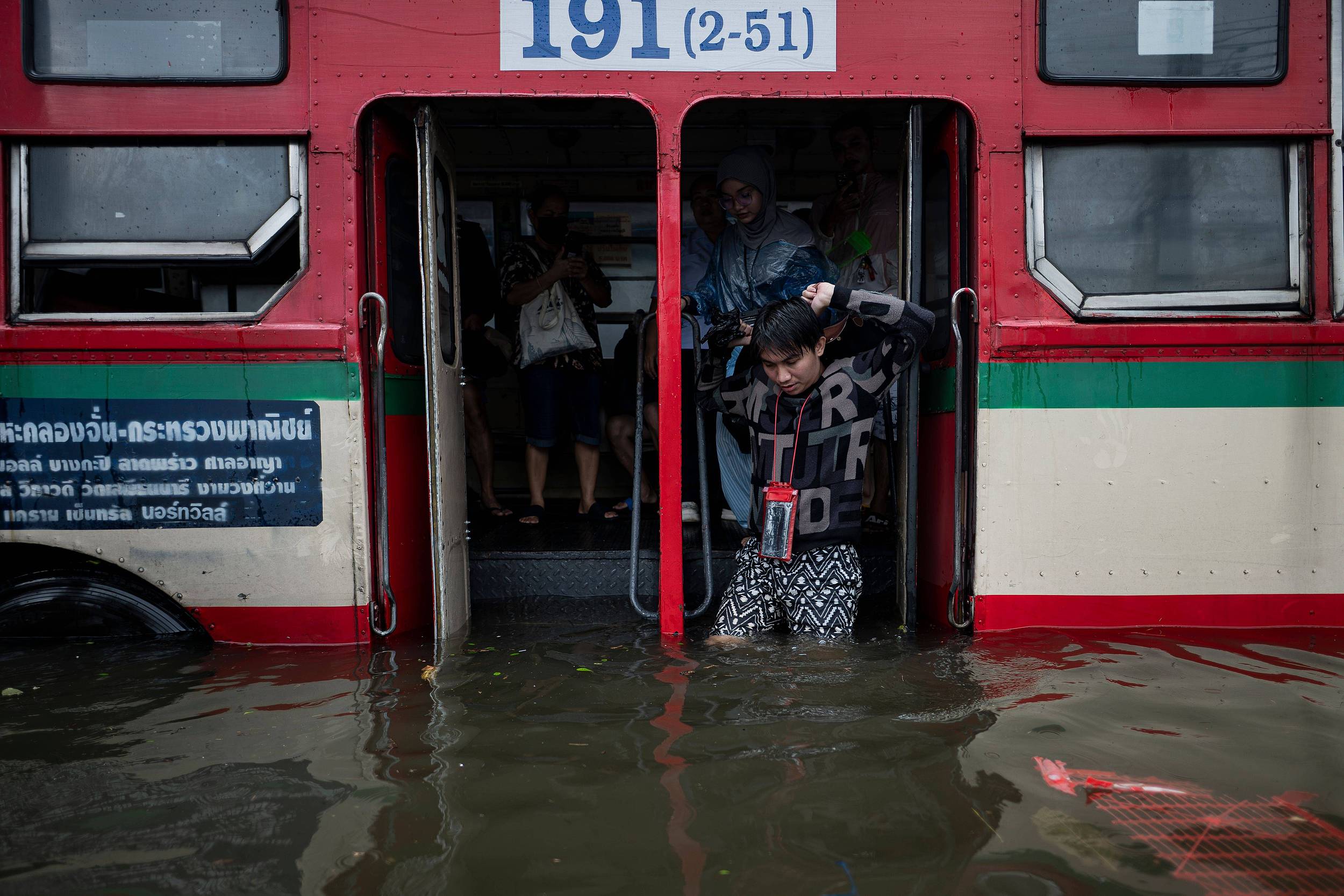 持续强降雨引发曼谷严重内涝，受灾民众质疑救援不利
