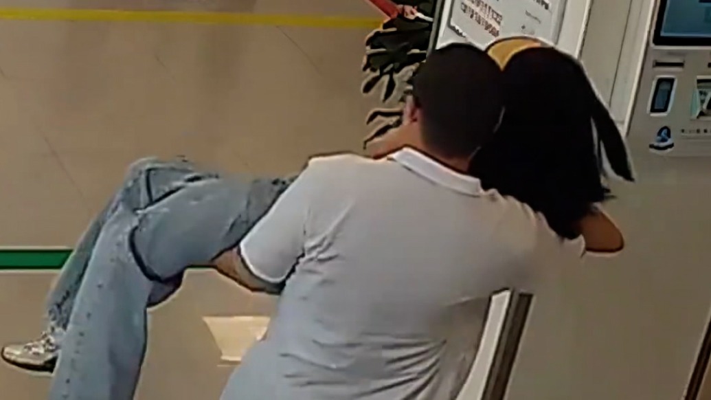 女子就诊时突然呼吸困难无法站立，护士一把抱起冲进抢救室