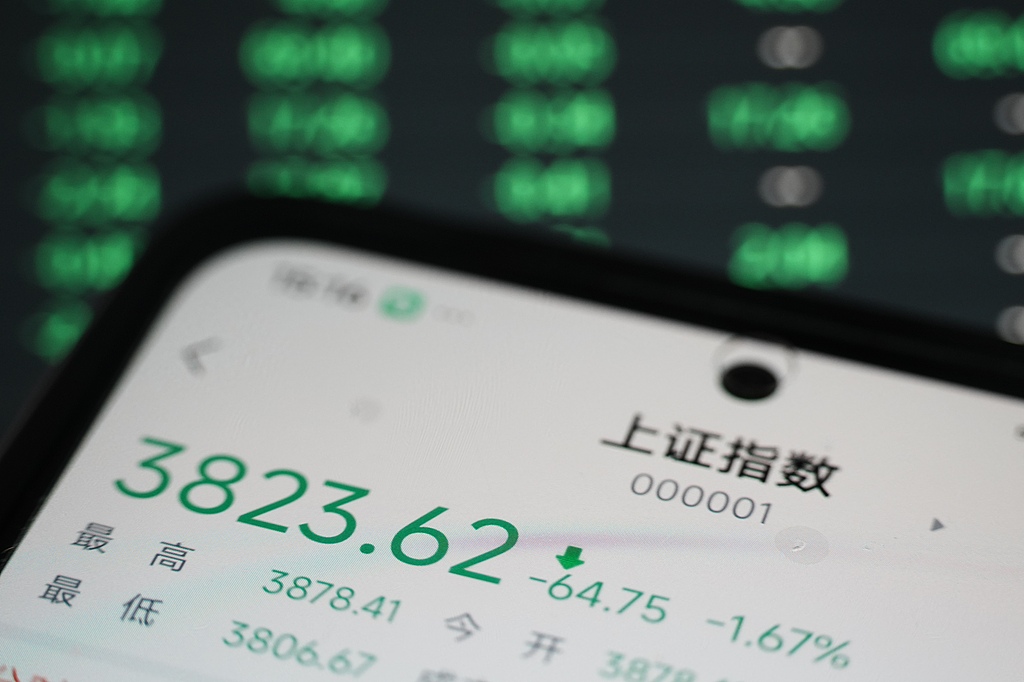 每日看盘｜A股震荡回落，两类个股渐成避风港