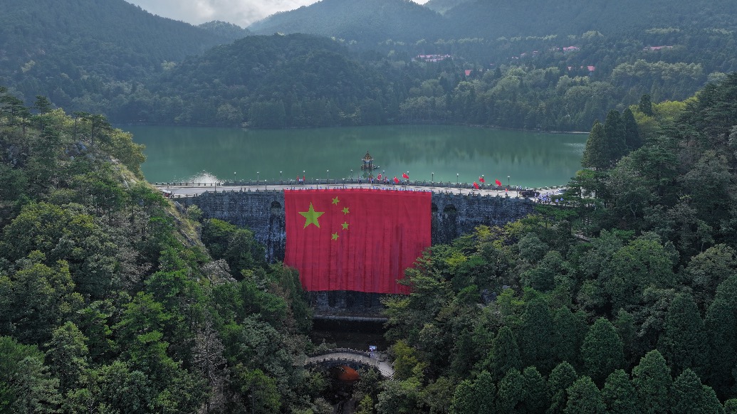 祝祖国生日快乐！巨型国旗耀庐山，游客纷纷驻足凝望