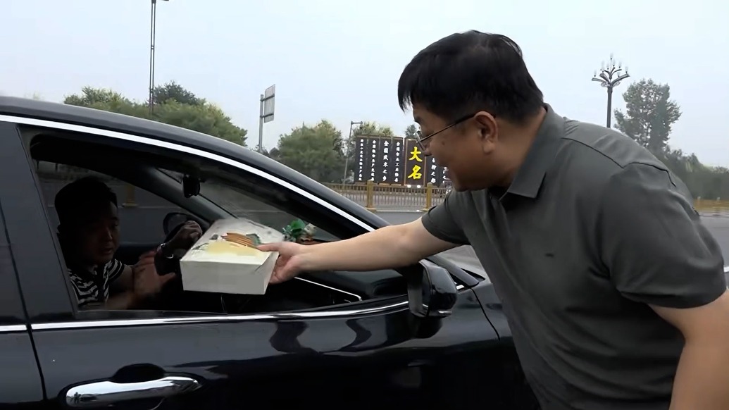 河北大名县委书记高速路口为游客发盲盒，文旅部门：是城市宣传一部分