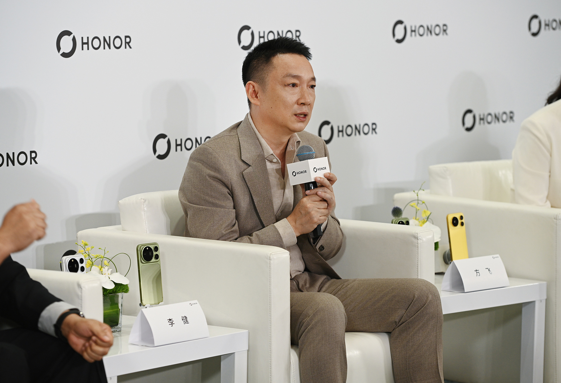 观察｜旗舰手机集体涨价，荣耀如何守住价格与利润之间的平衡？