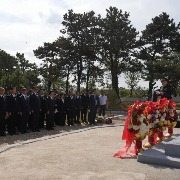 中国驻朝鲜大使馆祭扫志愿军烈士陵园
