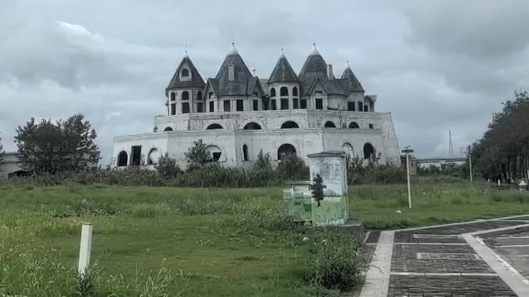 江苏盐城宣称投资六亿的欧式文旅小镇如今杂草丛生，当地回应因资金链断裂
