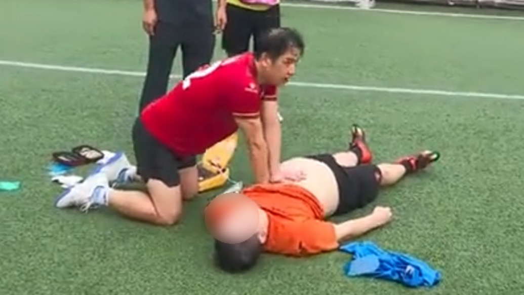 39岁男子踢球时心脏骤停，球友与120医护人员接力抢救