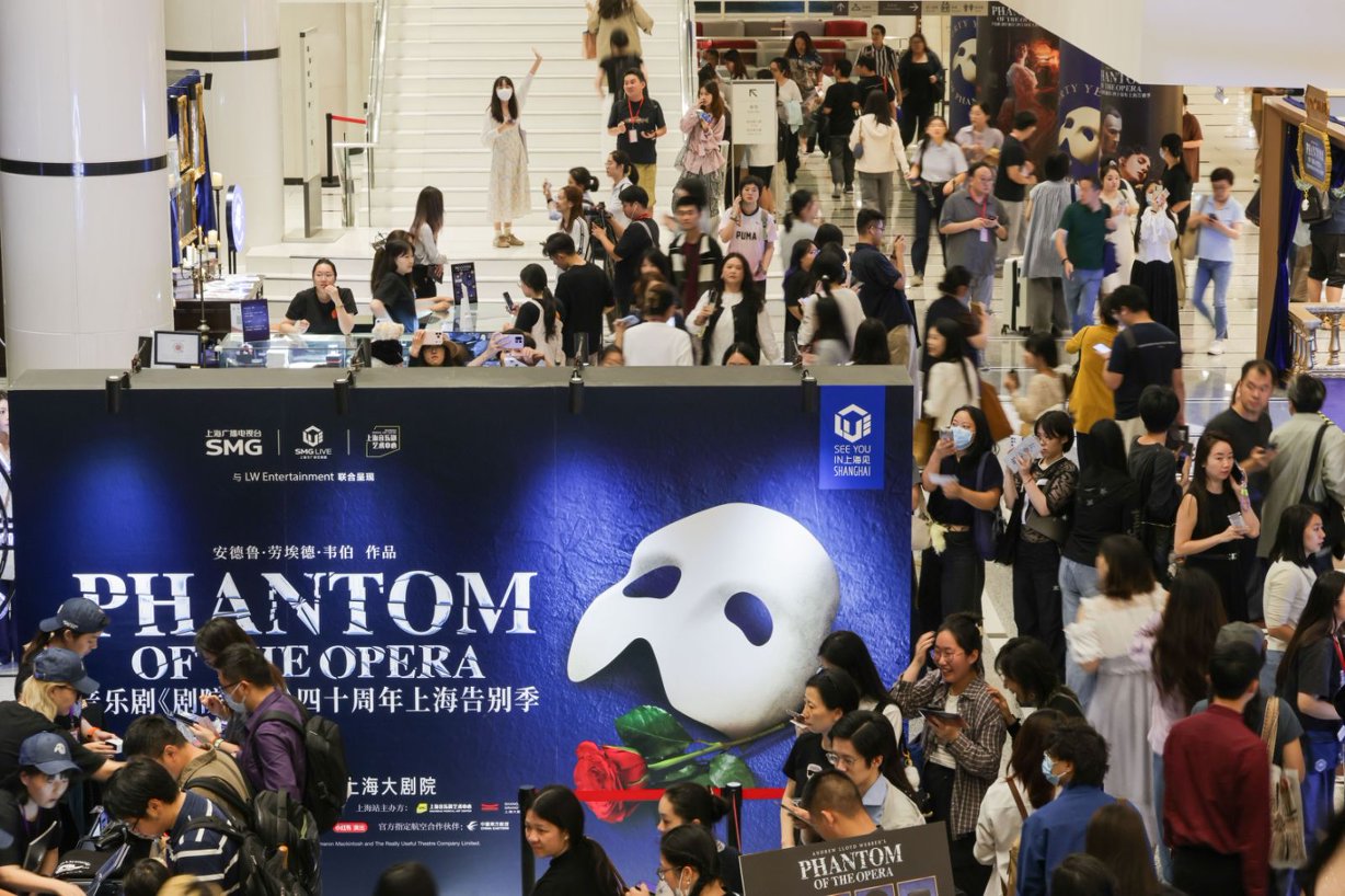 《剧院魅影》四十周年迎来上海告别季，韦伯也来到了演出现场