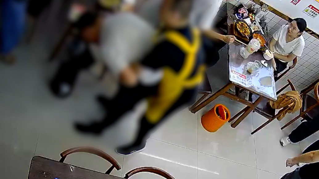 顾客就餐被卡，餐馆老板用海姆立克法成功施救