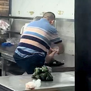 长沙通报“包子铺店员在操作台剪脚趾甲”：责令门店停业整顿