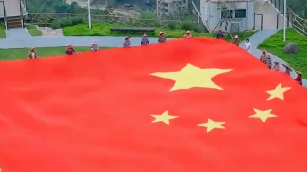 泉州60名茶农在山顶上拉起600平方米巨幅五星红旗：用自己的方式为祖国庆生