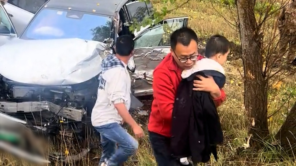 车辆发生事故，路过游客紧急出手救出被困人员