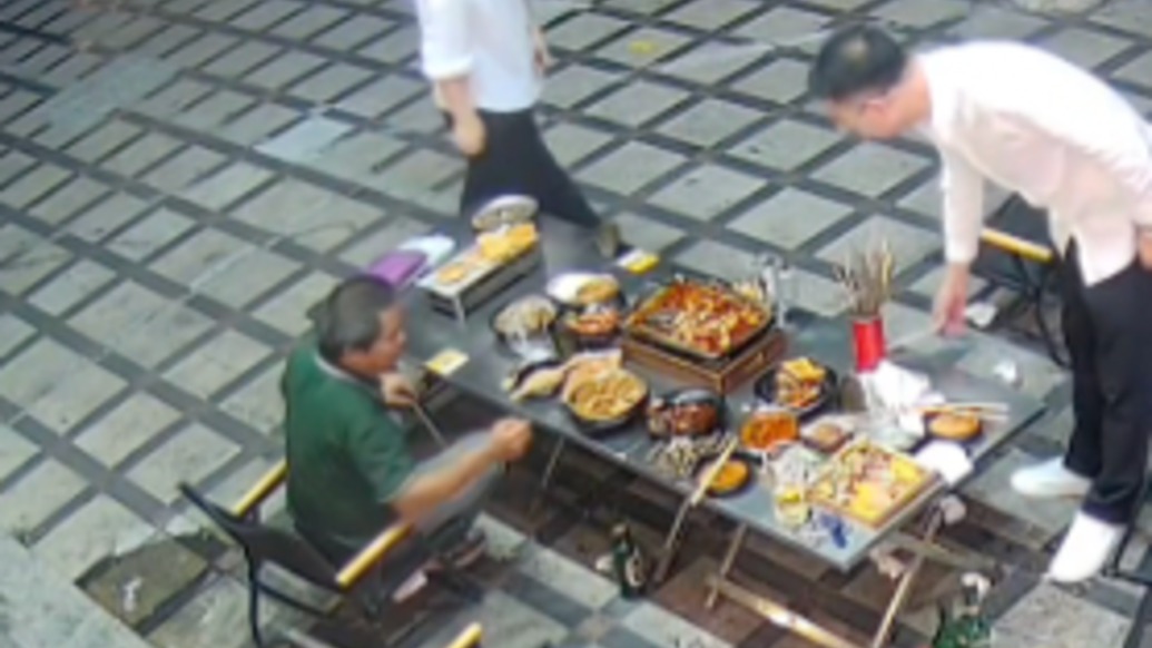 暖侬心丨“就是举手之劳”，饿肚子大叔向烧烤店求助，老板毫不犹豫请他坐下吃饭