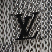 奢侈品牌“寒潮”来袭：LV股价年内跌超30%，行业祛魅绝非单一因素导致