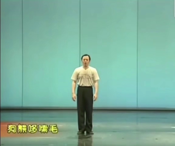 “闪身步”“狗熊哆嗦毛”出圈：抽象背后，蕴含民间舞的生命力
