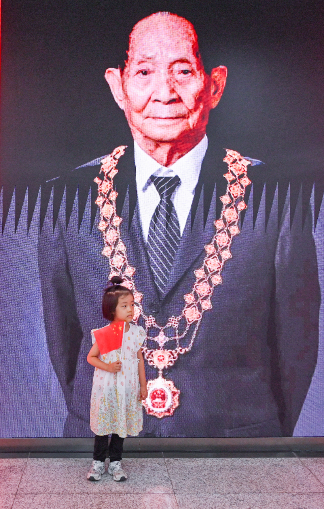魔都眼丨国庆打卡：地铁世纪大道站，他们来追顶流