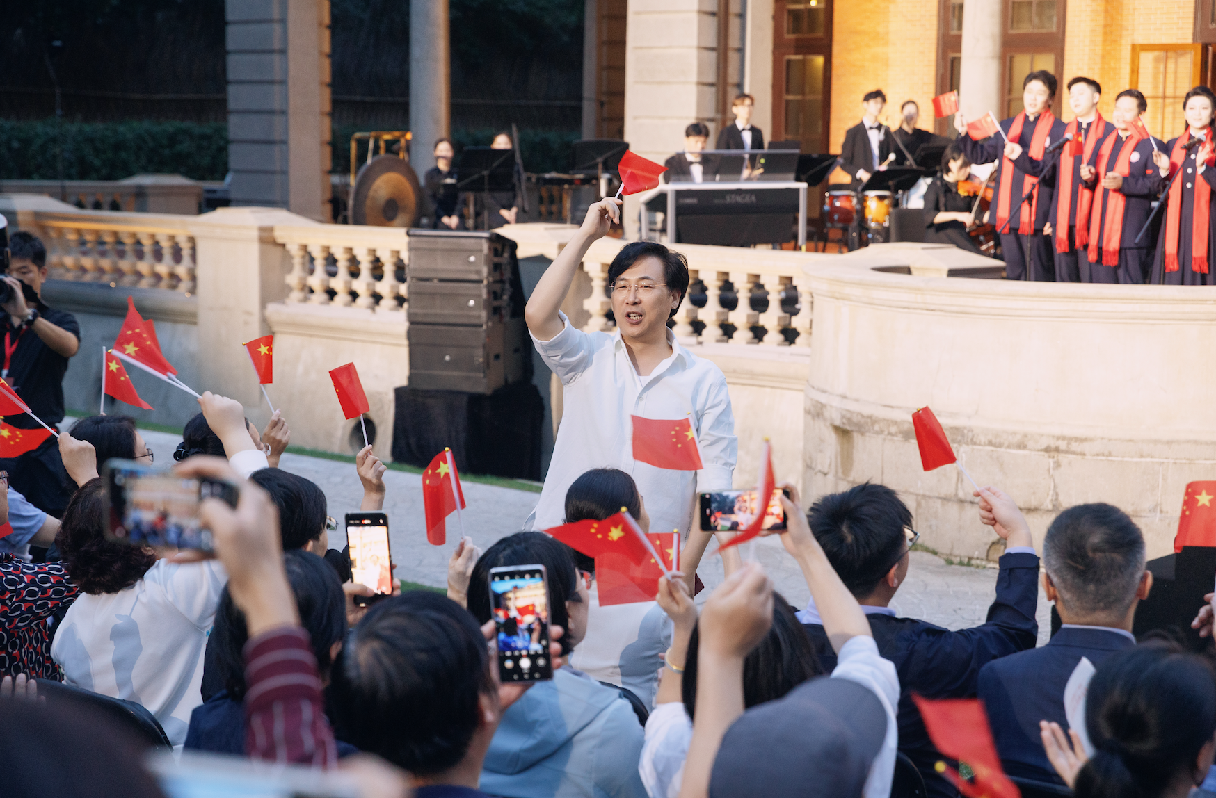 红旗如浪、歌声如潮，上音师生在草坪上唱响《长征组歌》