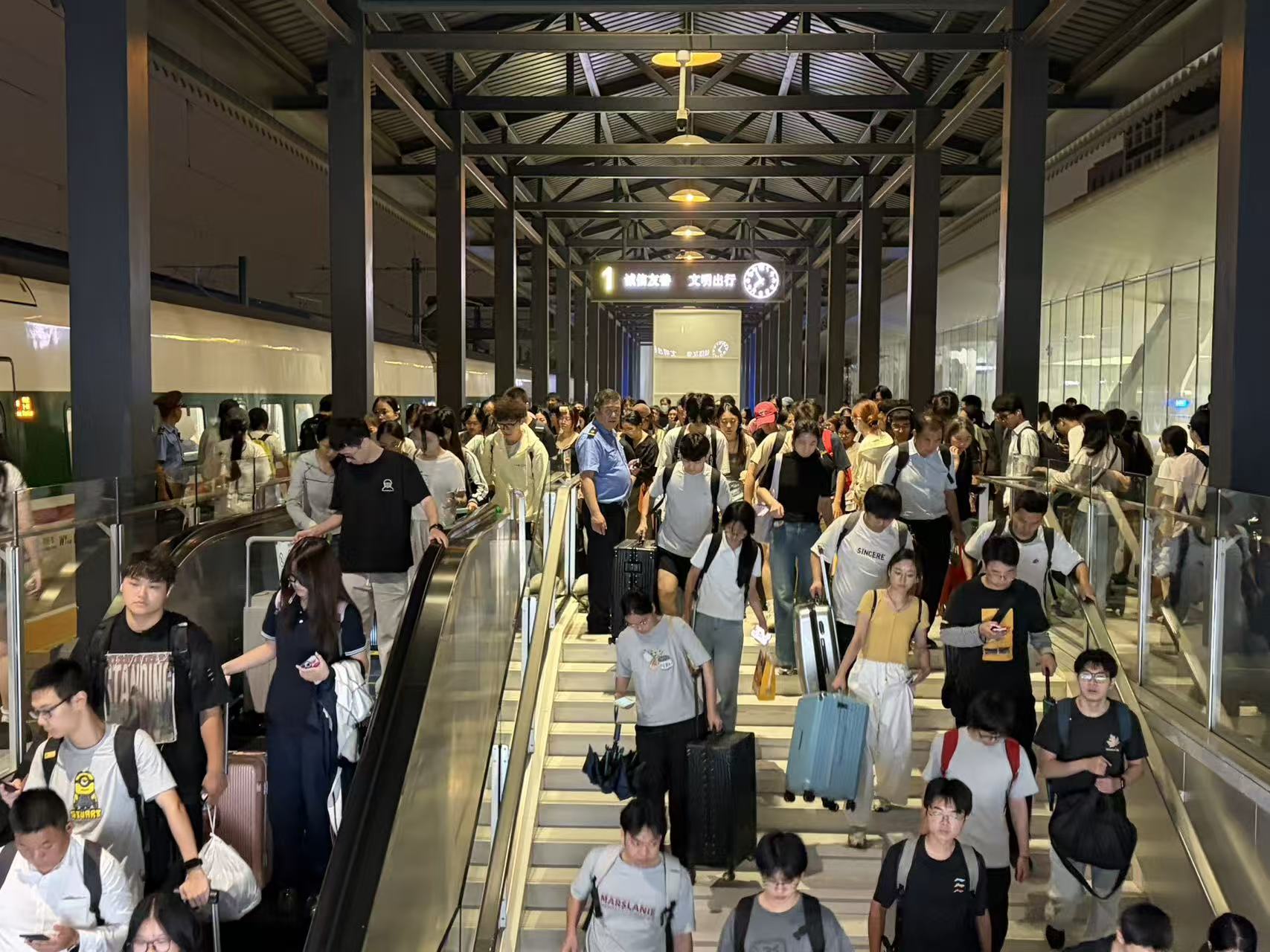 长三角铁路今日预计发送400万人次，昨日创国庆假期运输单日客发量历史新高