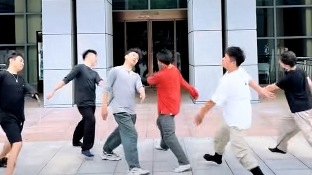 上传者回应“闪身步”“狗熊哆嗦毛”出圈：没想到时隔多年爆火，很高兴民族民间舞文化被看见