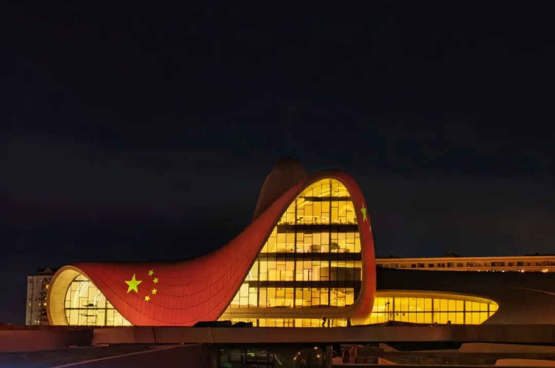阿塞拜疆地标建筑点亮五星红旗庆祝中国国庆