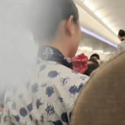 人民日报评“空姐下跪道歉”：一味息事宁人，只会纵容无理者得寸进尺